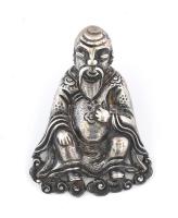 Antik ezüst (Ag) kínai ünnepi fiúsapka [Tiger hat] dísz. cca 19. sz. vége, jelzés nélkül, Shou Lao figurája, m: 5,5 cm, nettó: 18g /// A kínai hagyomány szerint a kínai fiúgyermekek az 5 éves korukra rendezett ünnepségen egy Tiger hat nevű sapkát kaptak, mely a rávarrt szimbólumokkal a gonosz erők elűzésére és az életerő, szerencse bevonzására volt hivatott. Egy ilyen sapka egyik dísze a jelen aukción szereplő Shou Lao figura.