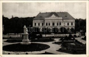 1937 Szentes, Kir. Járásbíróság, Hősök szobra (EK)