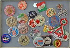 Vegyes ~23db-os javarészt modern magyar szocialista műanyag kitűző lot, közte ~1960. "Csepel Vas- és Fémművek" zománcozott fém kitűző T:jó állapotban