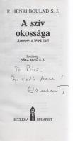 Boulad, Henri:  A szív okossága. Amerre a lélek tart. (Dedikált.) Budapest, (1992). Ecclesia Kiadó (Széchenyi Nyomda, Győr). 319 + [1] p. Dedikált: ,,To Pius! In God&#039;s hand! H. Boulad&quot;. A szír-olasz származású Henri Boulad (1931-2023) jezsuita szerzetes, egyetemi tanár a kairói jezsuita közösség vezetője, hitszónok és a katolikus karitász fontos szervezője. A pszichológiai, pedagógiai és teológiai doktorátussal is rendelkező szerző írói munkásságát 1988-tól kezdték kiadni Magyarországon; a szerző 2017-ben megkapta a magyar állampolgárságot is. Kötete 1978-1981 között az alexandriai közösségben tartott előadásait tartalmazza. A tartalomból: A Szentháromság - Kicsoda Jézus Krisztus? - A szenvedés teremtő energiája - Miért a rossz és a szenvedés? - Evolúció és jövő. A munka első magyar kiadása 1988-ban jelent meg, példányunk a második kiadásból származik. Fűzve, színes, illusztrált kiadói borítóban. Jó példány.