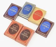 Rabindranath Tagore minikönyvek, 6 kötet (4 cím):   Hajótöröttek I-II. köt.; Gora I-II. köt.; Szerelmi ajándék.; Emlékeim.   Bp.,én., Egyetemi Nyomda Miniatűr Könyvgyűjtő Klub. Kiadói aranyozott egészvászon-kötések, egy kivételével kiadói műanyag védőfóliában. Megjelentek 300, egy pedig 250 példányban.