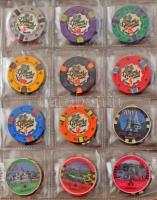 108db-os kaszinózseton-tétel, benne fém, de főleg műanyag zsetonokkal, jó állapotú berakóban T:UNC-F