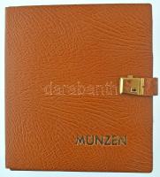 108db-os kaszinózseton-tétel, benne fém, de főleg műanyag zsetonokkal, jó állapotú berakóban T:UNC-F