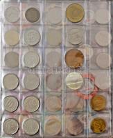 129db-os kaszinózseton-tétel, benne fém, illetve nagyrészt műanyag zsetonokkal, jó állapotú berakóba...