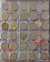 129db-os kaszinózseton-tétel, benne fém, illetve nagyrészt műanyag zsetonokkal, jó állapotú berakóba...