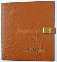 129db-os kaszinózseton-tétel, benne fém, illetve nagyrészt műanyag zsetonokkal, jó állapotú berakóba...