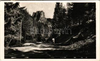 Gyilkos-tó, Ghilcos, Lacul Rosu (Gyergyói-havasok, Muntii Giurgeu); Oltárkő, út autóval / Piatra Altarului, road with automobile. Ambrus foto (EK)