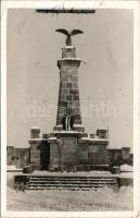 1942 Mádéfalva, Csíkmádéfalva, Siculeni; A madéfalvi veszedelem (1764) turul emlékoszlopa télen / monument of the Székely massacre (Siculicidium), obelisk in winter. photo (ragasztónyom / glue marks)