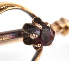 Arany (Au) 14K gyöngyös gránátos kitűző, jelzett, 3,9×1,1 cm, bruttó: 2,3 g