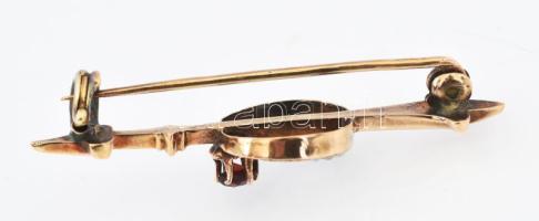 Arany (Au) 14K gyöngyös gránátos kitűző, jelzett, 3,9×1,1 cm, bruttó: 2,3 g
