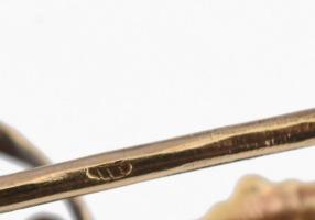 Arany (Au) 14K gyöngyös gránátos kitűző, jelzett, 3,9×1,1 cm, bruttó: 2,3 g