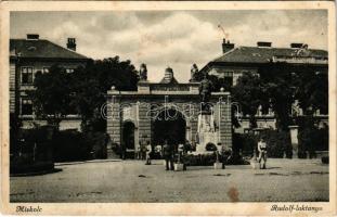 1943 Miskolc, Rudolf laktanya, 10-es honvédek hősi szobor, katonák (fl)