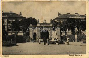 1941 Miskolc, Rudolf laktanya, 10-es honvédek hősi szobor, katonák (fa)