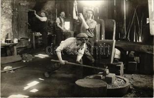 Mecenzéf, Alsó-Metzenzéf, Alsómecenzéf, Metzenzéf, Nizny Medzev; kovács műhely belső / blacksmith workshop interior. photo