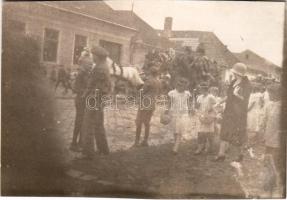 Mecenzéf, Alsó-Metzenzéf, Alsómecenzéf, Metzenzéf, Nizny Medzev; virágkarnevál, feldíszített lovas szekér / flower carnival with decorated horse cart. photo (vágott / cut)