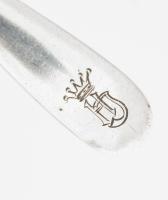 Ezüst (Ag) kávéskanál, 5 db + cukorcsipesz monogrammal, jelzett, nettó: 125,3 g