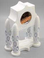 Kézzel festett fajansz asztali óra, jelzett, kis sérülésekkel, m: 29 cm