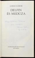 Garai Gábor: Delfin és medúza. (Dedikált!) Bp., 1982, Szépirodalmi Könyvkiadó. Első kiadás. Kiadói egészvászon-kötés, kissé foltos borítóval. A szerző, Garai Gábor (1929-1987) Kossuth-díjas költő, író, műfordító által dedikált példány.