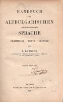 Leskien, A[ugust]:  Handbuch der Altbulgarischen (Altkirchenslavichen) Sprache. Grammatik - Texte - Glossar. Weimar, 1898. Hermann Bühlaus nachfolger (Druck von Breitkopf &amp; Härtel in Leipzig). XIV + 334 p. August Leskien (1840-1916) német nyelvész, szláv és balti filológus óbolgár (óegyházi szláv) nyelvkönyve német anyanyelvűek számára. A 159. oldaltól óegyházi szláv nyelvű szöveggyűjteménnyel, majd óegyházi szláv-bolgár szótárral. A munka első kiadása 1871-ben jelent meg, példányunk a harmadik kiadásból való. A címlapon régi tulajdonosi bejegyzés, számos oldalon aláhúzások, apró széljegyzetek. Aranyozott, sérült gerincű, enyhén kopott korabeli félvászon kötésben. Jó példány.