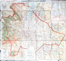 Az utca rendje. A Budapesti M. Kir. Államrendőrség hivatalainak útmutatója. Összeállította: Rezsnyi Aurél. (1937) Budapest, 1937. Nádor Zoltán nyomdája. 492 + [4] p. + 1 térkép (színes, kihajtható). ,,Az utca rendje&quot; címmel a Magyar Királyi Államrendőrség 1934-től adta ki szaknévsorral, budapesti és környéki utcajegyzékkel kiegészített általános rendészeti utasításait. Ez utóbbi évről évre bővült, kötetünk esetében az új lakbérleti szabályozás és a módosított csendrendelet utasításai tanulmányozhatóak. Rendészeti kiadványunk szabályozza a nyitvatartási órákat üzletek, szórakozóhelyek, zenés lokálok, tánciskolák esetén, előírja a kapuzárási időpontokat, az utána érkezőknek pedig kapupénz fizetését hagyja meg. A kötet eligazítja olvasóit a gyalogos és a járműves közlekedés szabályaiban is. A kétszínnyomású kalendáriumban a katolikus, protestáns és izraelita ünnepnapok. Példányunk belívének egy levele hiányzik. Évkönyvünk két változatban jelent meg, térképpel és térkép nélkül. Példányunk térkép nélküli, ám egykori tulajdonosa elhelyezett benne egy tematikusan kapcsolódó, korábbi évből származó, rendészeti Budapest-térképet. [Térkép] Budapest székesfőváros és környéke. A Rendőrségi zsebkönyv melléklete az 1923. évi helyszínelés és az 1926. évi helyszíni helyesbítés után. Mérték: 1:25,000. (1926) Budapest, 1926. Magyar Királyi Állami Térképészet. Színes térkép, mérete: 770x865 mm egy 810x895 mm méretű térképlapon. Térképünk a tíz kerületre osztott Budapest teljes belterületét, illetve egyes külvárosokat ábrázol, délen Budafok, Albertfalva, Csepel, Pesterzsébet és Kispest és Pestszentlőrinc, északon Békásmegyer, Újpest és Rákospalota és Rákosszentmihály önálló települések határos részeit is beleérve. A Dunán a tervezett Árpád híd és a Petőfi híd (Horthy Miklós híd) vonalvezetésének még nincs nyoma. Budán még csupán egy közterület viseli a kormányzó nevét, a közlekedési ütőérnek számító Horthy Miklós út (Bartók Béla út), mely 1920-tól viseli a nevet, a Villányi út, a Fehérvári út és a Horthy Miklós út körtért alkotó csomópontja csak 1929-tól kapja meg a kormányzó nevét. Rendőrségi térképünkön víz- és domborzati elemek, közlekedési részletek, rendőrőrsi körzetbeosztás, középületek, közparkok, temetők, egyes iparterületek, gépgyárak, téglagyárak, olajfinomítók, keserűvíz- és szeméttelepek, szőlőskertek, katonai és lovassági gyakorlóterek, lóversenypályák és rádióállomások feltüntetve. A korszak növekvő autóforgalmát jelzi a tény, hogy térképünk valamennyi benzinkutat külön kiemel. Térképünkön a kerületbeosztás helyenként eltér a ma megszokottól, Budán a Várhegyet és a még lebontatlan Tabán együtteséhez minden terület az I. kerülethez tartozik, ami az Ördög-ároktól délre található, a IV. kerület a Kiskörút által határolt, szűk értelemben vett Belvárost jelenti, V. kerület néven szerepel Lipótváros, Újlipótváros és Vizafogó Duna mentén húzódó együttese, a VI. kerület magába foglalja Terézvárost, Angyalföldet és Zugló északi felét, a VII. kerület Erzsébetvárost és Zugló déli felét, a X. kerület nyugati határa pedig a ma ismertnél lényegesen nyugatabbra, az Orczy és Fiumei út határán húzódik. Budapest sokig fennálló tízkerületes beosztását csak az 1930. évi XVIII. törvénycikk változtatja meg. Jelmagyarázat és rendőrségi jelmagyarázat a jobb felső sarokban. A hajtások mentén apró hiányok, apró szakadásnyomok. Fabó-Holló 0. Jó állapotú térkép, hajtogatva. Ritka.