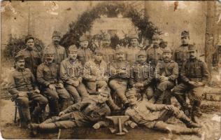 1916 Brassó, Kronstadt, Brasov; Waffenm. Schmiede / Első világháborús osztrák-magyar katonai fegyverkovácsok csoportképe / WWI K.u.k. military vweapon smiths, soldiers&#039; group photo (fl)