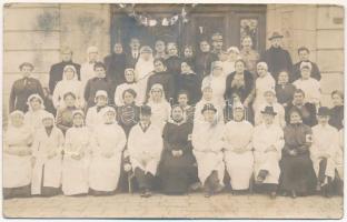 Rimaszombat, Rimavská Sobota; Vöröskereszt katonai kórház, ápolónők és orvosok csoportképe / WWI K.u.k. Red Cross military hospital, nurses and doctors. photo (szakadás / tear)