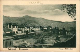 Petrozsény, Petroseni, Petrosani; pályaudvar, Vasúti mozdonyfordító, fordítókorong a vasútállomáson, gőzmozdony, vonatok / railway station, turntable (wheelhouse), locomotive, train (fl)