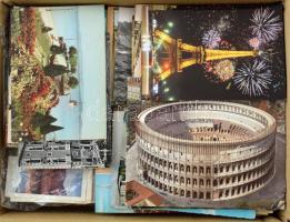 Kb. 400 db MODERN magyar és külföldi város képeslap dobozban