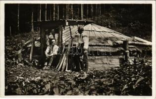 Kőrösmező, Körösmező, Yasinia, Yasinya, Jaszinya, Jassinja, Jasina (Máramaros); Koliba huculskych drevorubcu / Hucul favágók kunyhója / Transcarpathian folklore, lumberjack&#039;s hut