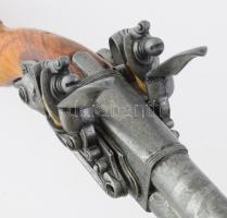 Kovás puska igényes gyűjtői replikája, egy csavarhiánnyal, h: 105 cm