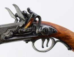 Kovás puska igényes gyűjtői replikája, egy csavarhiánnyal, h: 105 cm