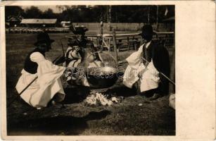 1939 Hortobágy, juhászok gulyás főzésnél, magyar folklór (EK)