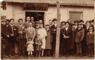 1929 Kunágota, Lászlóffy Rudolf csemege és déligyümölcs üzlete a Falatozóhoz. Bozó Lajos photo (EM)