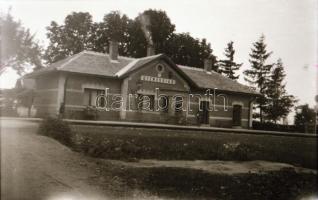 cca 1935 Gyenesdiás, vasútállomás, 3 b 6×6 és 6×9 cm-es fotónegatív