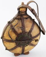 Monogramos bőrös fakulacs. Erdély vagy Hortobágy, cca 19. sz. második fele, kétoldalt monogrammal je...