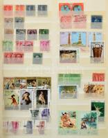 Vegyes külföldi bélyegek a világ minden tájáról egy db régi aláíró könyvben és 1 db berakóban, bennü...