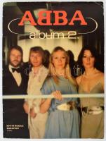 Abba album 2. Énekhangra, zongorakísérettel. Bp., 1979, Zeneműkiadó, 44 p. Kiadói tűzött papírkötés, kopott borítóval, a hátsó borítón hajtásnyommal, foltos lapokkal.