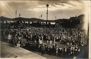 1915 Sibenik, Sebenico; K.u.K. Kriegsmarine / osztrák-magyar haditengerészet által rendezett születésnapi ünnepség a 85 éves Ferenc József tiszteletére augusztus 18-án, oszlopra mászó matrózok / birthday ceremony for Franz Joseph by the Austro-Hungarian Navy, pole climbing mariners. photo (fl)