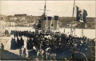 1919 Mali Losinj, Lussinpiccolo; Arrivo della prima nave italiana nel porto: Novembre 1918 / Az első olasz hajó megérkezése a kikötőbe a háború után, osztrák-magyar haditengerészet matrózai / K.u.k. Kriegsmarine / Arrival of the first Italian ship in the port after WWI, Austro-Hungarian Navy mariners. photo