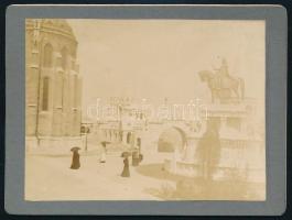 cca 1905 Budapest, Budai Vár, Halászbástya Szent István szoborral feliratozott keményhátú fotó 12x9 cm