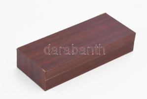 Hattric bicska, dobozában