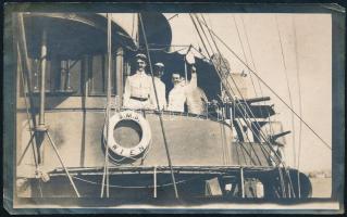 1906 S.M.S. Wien osztrák-magyar hadihajó tisztjeinek fényképe a nyári flottagyakorlatról. Három tiszt, egyikük feltehetően a hajó kapitánya, a hídon áll. . A jobb oldali férfi sapkájával integet a kamerának. A fénykép 1906. augusztusi keltezésű, / 1906 S.M.S. A photograph of the officers of the Austro-Hungarian warship Wien from the summer military exercise. Three officers, one of them presumably the ship's captain, stand on the bridge. . The man on the right is waving his hat at the camera. The photograph is dated August 1906 15x9 cm