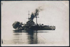 cca 1910 S.M.S. Prinz Eugen osztrák-magyar hadihajó a bal oldalról nézve, amint egy fél szélt lő a hátsó 12 hüvelykes háromágyús tornyokkal. Vastag felhők borítják be a hajó teljes elülső felét. 9x6 cm / S.M.S. Prinz Eugen viewed from the portside as she fires a half broadside with her forward aft 12-inch gun triple turrets. Thick clouds envelop the entire forward half of the ship.