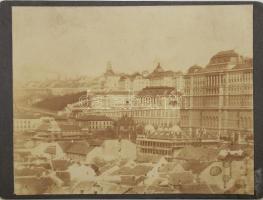 cca 1900-1910 Bp., a Budai Vár a budai oldalról, látható a Palota és a Lovarda épülete, valamint a vár alatt sűrűn álló (később elbontásra került) épületek; keményhátú fotó, jelzés nélkül, kissé foltos, 9x11,5 cm