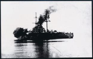 S.M.S. Prinz Eugen osztrák-magyar hadihajó a bal oldalról nézve, amint egy fél szélt lő a hátsó 12 h...