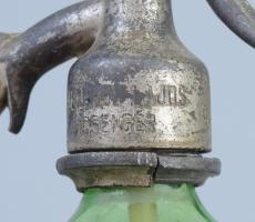 cca 1930 Kőbányai Vendéglősök és Fűszerkeresk. Sz.GY.R.T. uránnal színezett szódásüveg, sascsőrös fe...