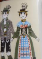 Ünneplő emberekkel díszített ónfedeles porcelán söröskorsó, jelzés nélkül, hibátlan, m: 23 cm