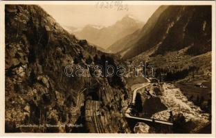 Gotthardbahn bei Wassen mit Windgelle / railway tunnel