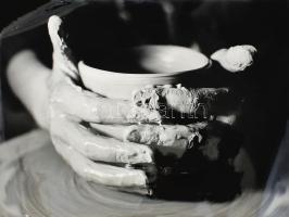 G. Szántó András (1937-2002): Kéz és forma- Fotó, papír, jelzett vintage alkotás. jelzett,40x28 cm