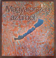 Balla Antal, Balla Sándor, Dr. Berencei Rezső, Dr. Domokos Györgyné, Szilágyi Péter: Magyarország az űrből. Bp., 1982, Zrínyi. Kiadói egészvászon-kötés, kopott kiadói papír védőborítóban.